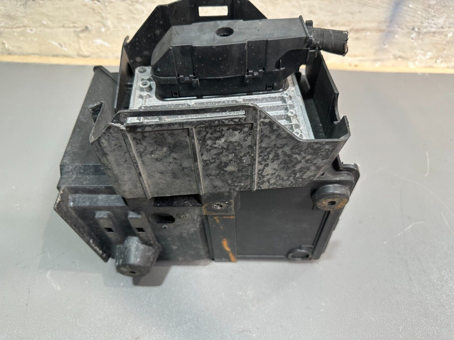 FORD FOCUS BATTERY TRAY BOX SURROUND WITH ENGINE CONTROL UNIT; P/N: 3M51-10723-A