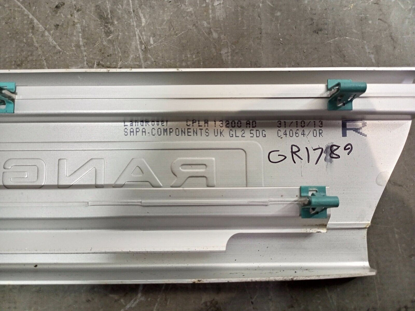 RANGE ROVER L405 FRONT RIGHT DOOR SILL PLATE P/N:CPLA-13200-AD