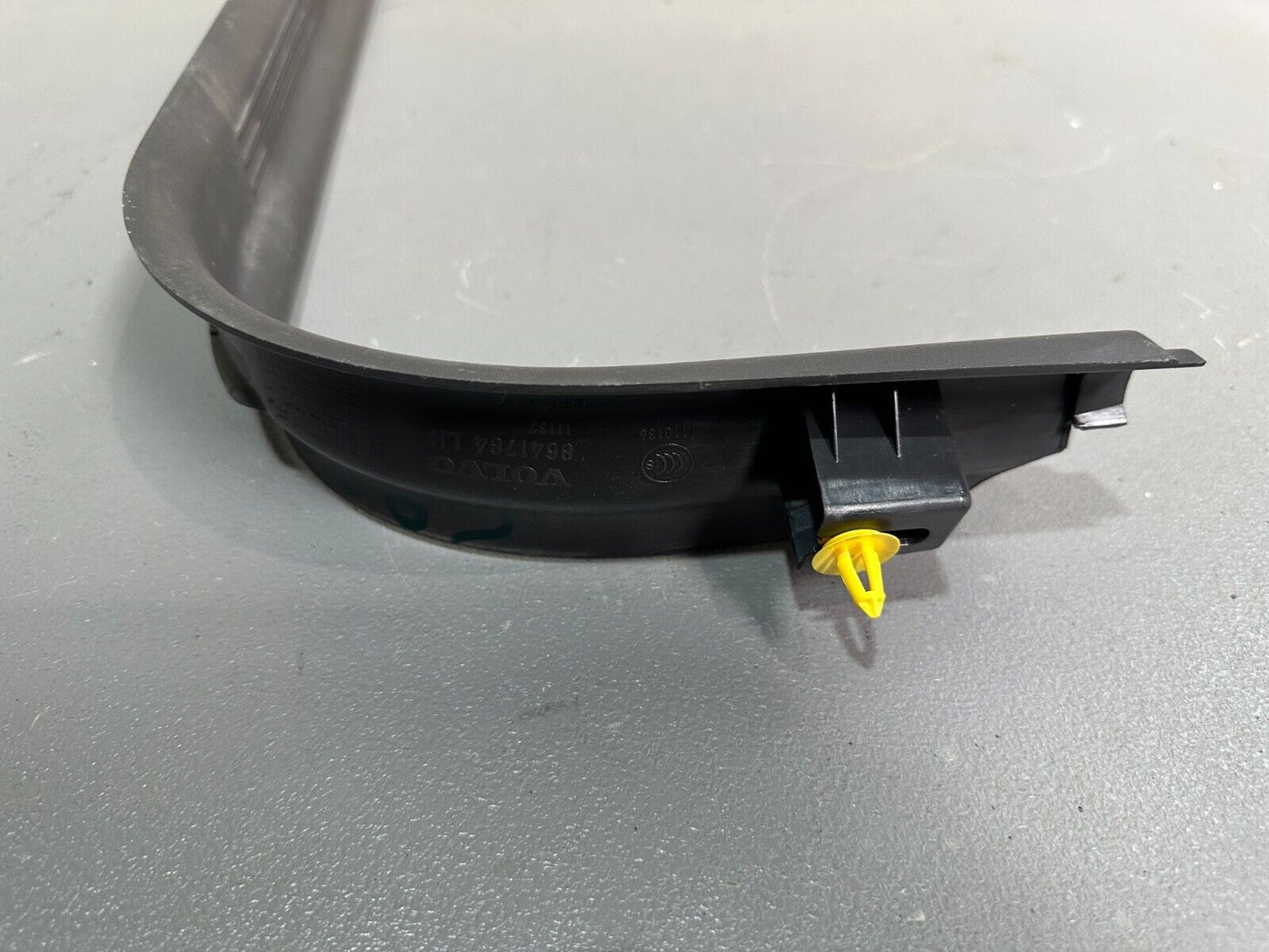 VOLVO C30 FRONT LEFT ENTRANCE DOOR STEP SILL TRIM; P/N: 8641784