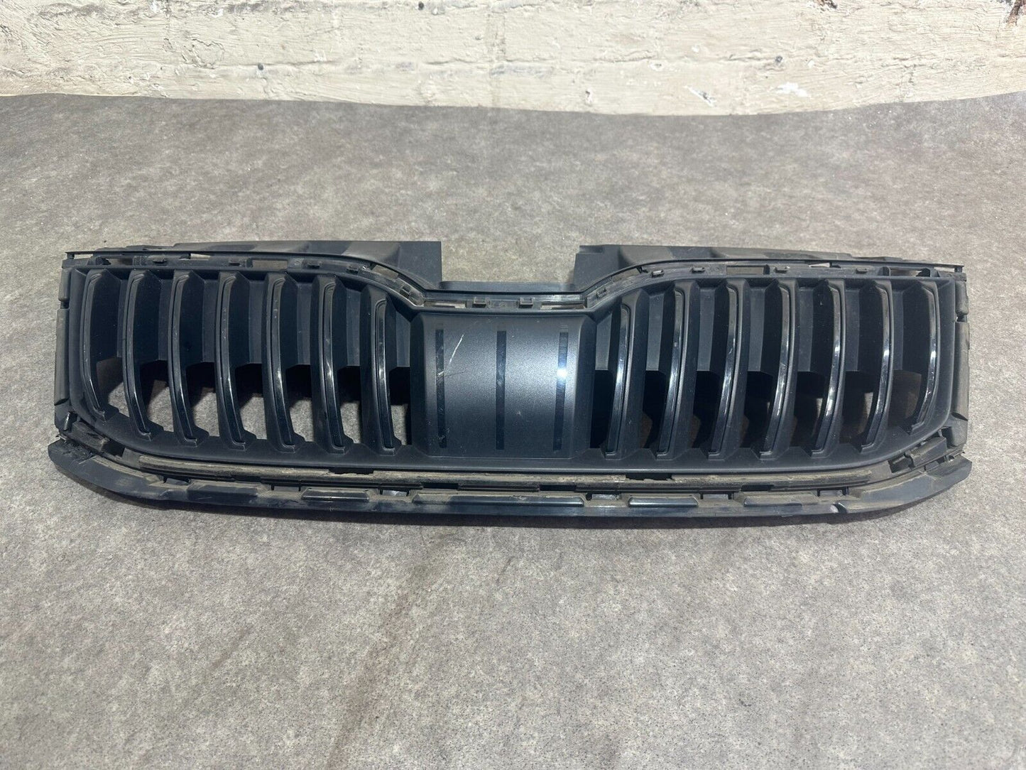 SKODA OCTAVIA 2017-2020 FRONT BUMPER RADIATOR GRILL; P/N: 5E0853653A