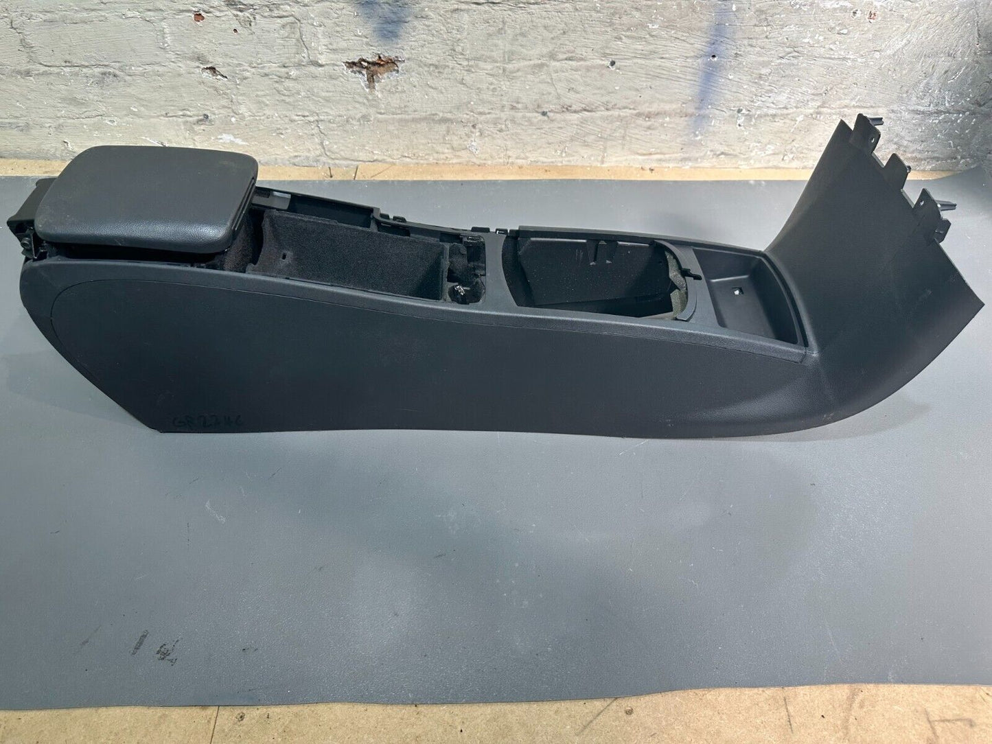 VOLVO C30 2006-2013 FRONT INTERIOR CENTRE CONSOLE ARMREST; P/N: 30755375