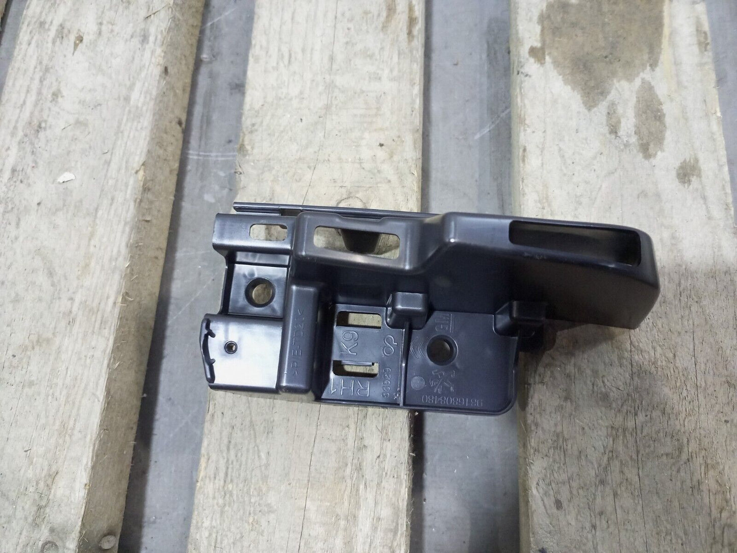 CITROEN BERLINGO 2018 ON REAR BUMPER RIGHT SIDE BRACKET P/N:9816808480