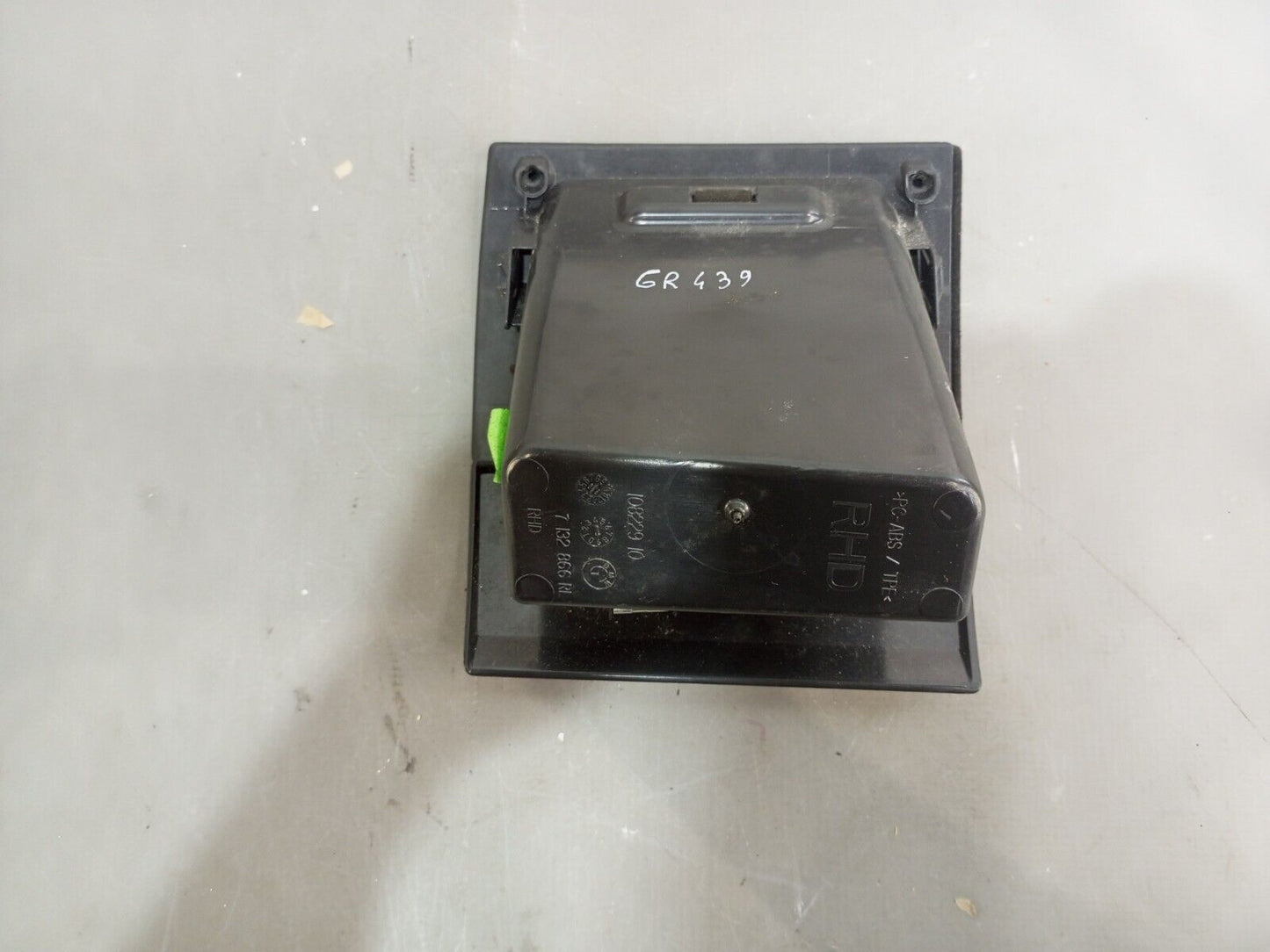 BMW 3 SERIES E90 2005-2008 FRONT RIGHT STORAGE BOX P/N:10822910