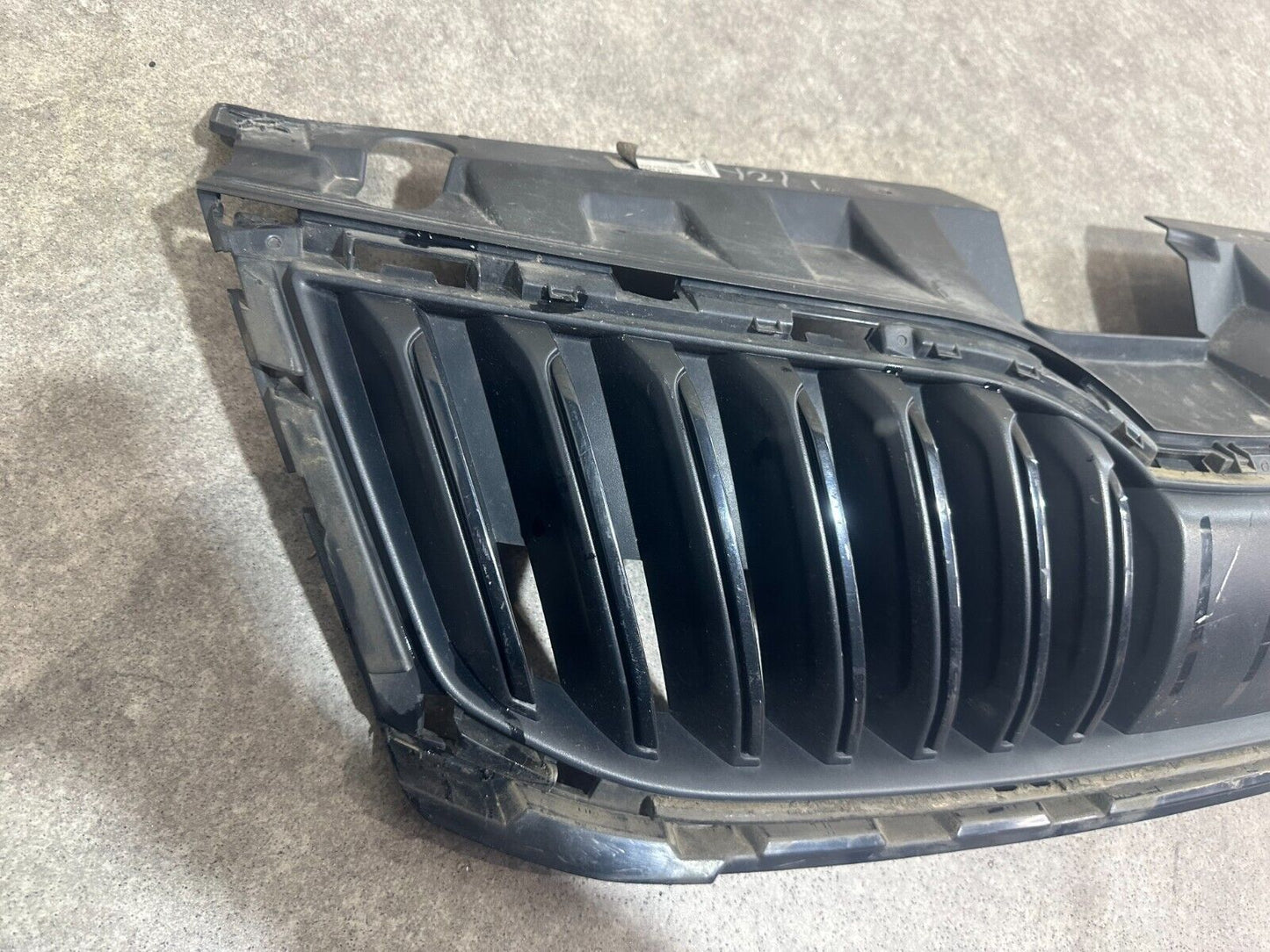 SKODA OCTAVIA 2017-2020 FRONT BUMPER RADIATOR GRILL; P/N: 5E0853653A