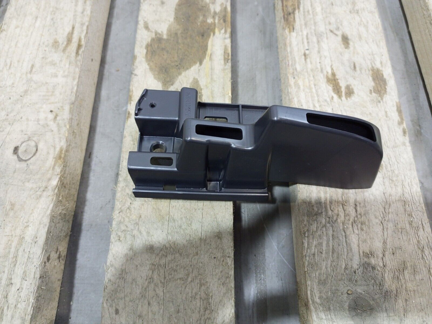 CITROEN BERLINGO 2018 ON REAR BUMPER LEFT SIDE BRACKET P/N:9816808580