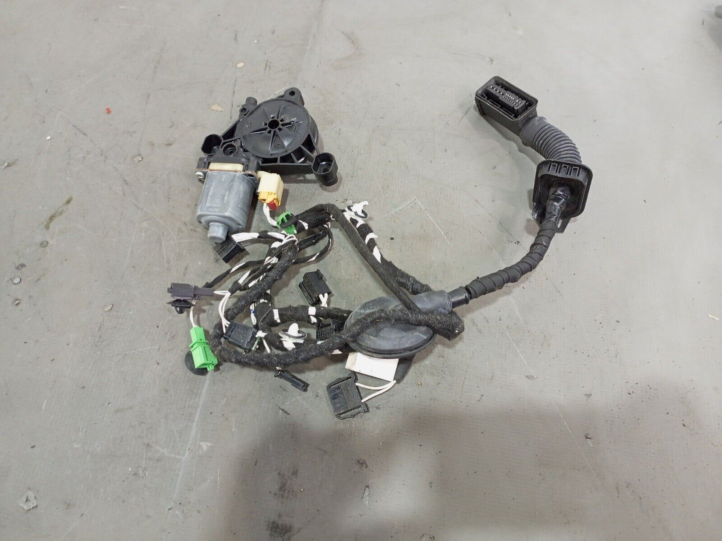 VOLKSWAGEN TIGUAN REAR LEFT DOOR WINDOW REGULATOR MOTOR WITH WIRING  5Q0959801A