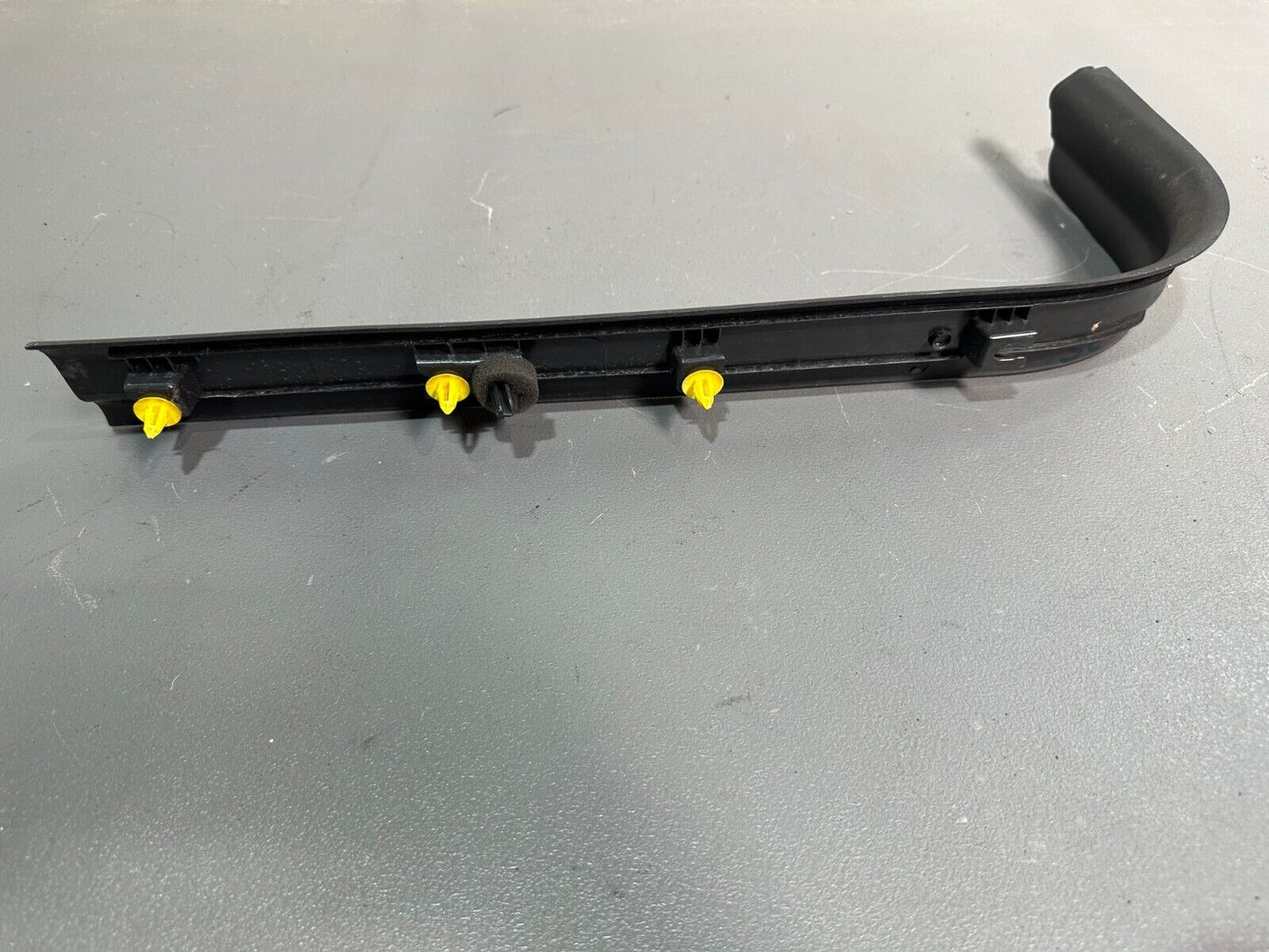 VOLVO C30 FRONT LEFT ENTRANCE DOOR STEP SILL TRIM; P/N: 8641784