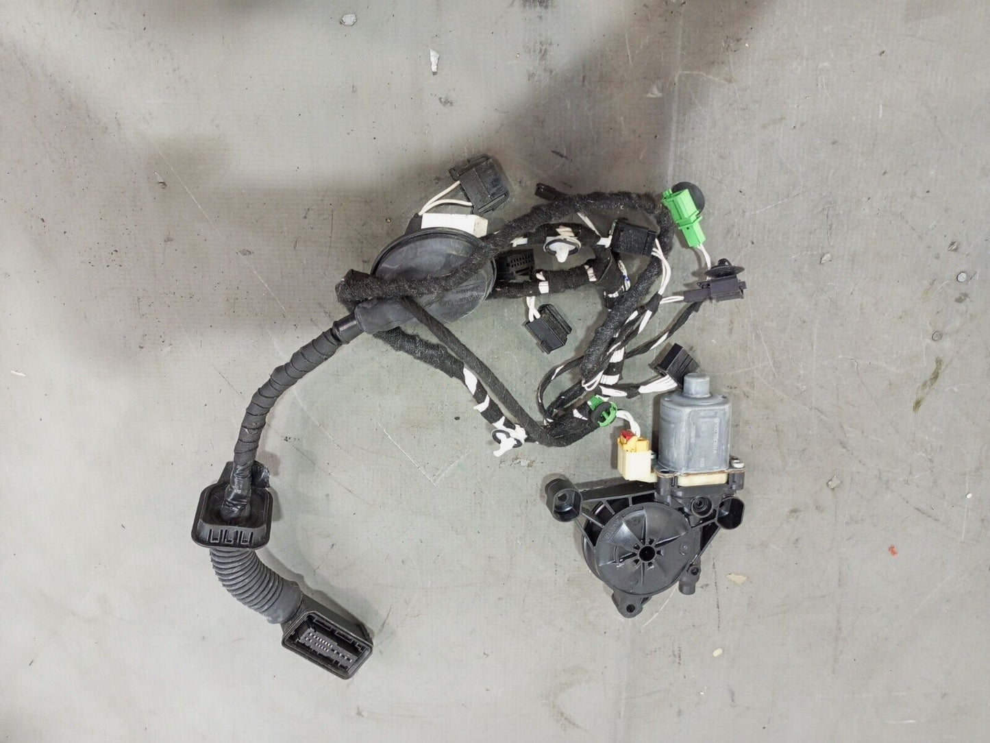 VOLKSWAGEN TIGUAN REAR LEFT DOOR WINDOW REGULATOR MOTOR WITH WIRING  5Q0959801A