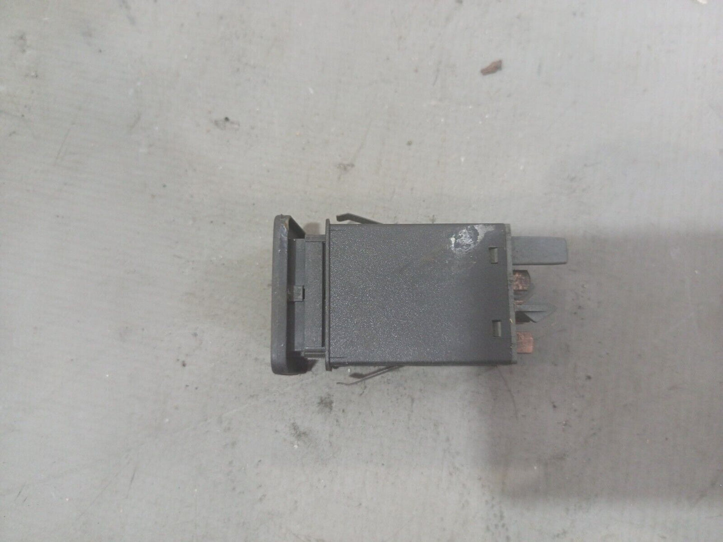 VOLKSWAGEN GOLF EMERGENCY WARN LIGHT SWITCH SIGNAL RELAY P/N:1J0953235C