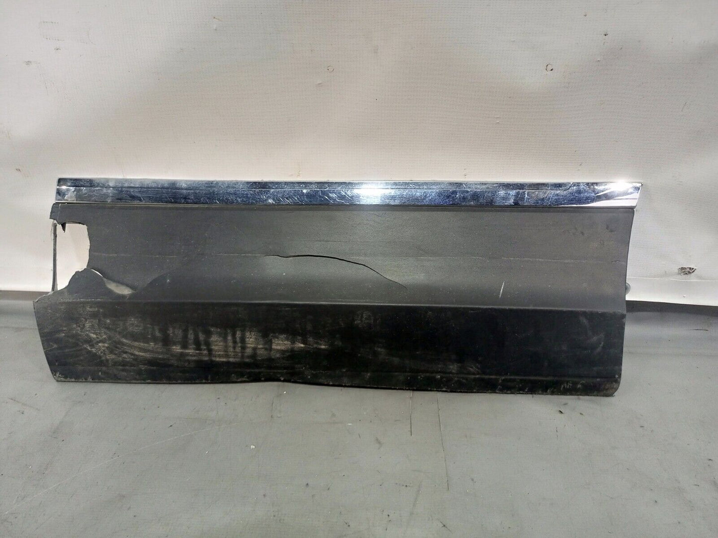 VOLKSWAGEN TIGUAN REAR LEFT DOOR MOLDING P/N:5NA854949N