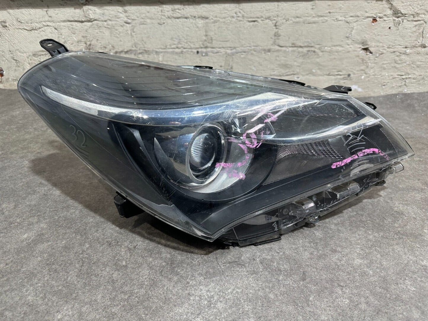 TOYOTA YARIS 2014-2017 RIGHT SIDE HEADLIGHT HEADLAMP; P/N: 81130-0DA40