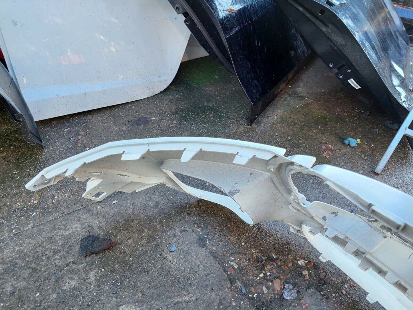 GENUINE MINI COOPER ONE CLUBMAN F54 2015-ONWARDS FRONT BUMPER IN WHITE