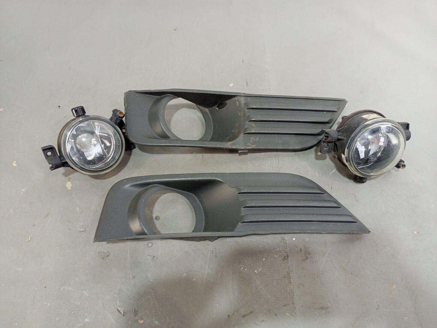 FORD FOCUS 2005-2007 FRONT LEFT & RIGHT FOG LIGHT WITH GRILLES P/N:4M51-19953-AE