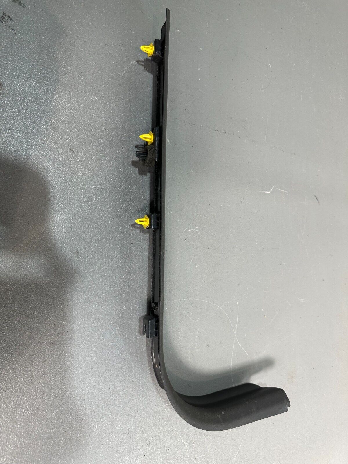 VOLVO C30 FRONT LEFT ENTRANCE DOOR STEP SILL TRIM; P/N: 8641784