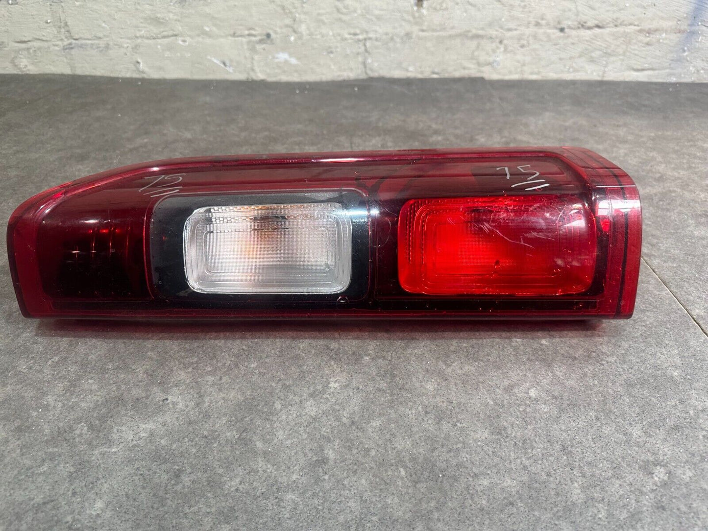 2015 RENAULT TRAFIC III DRIVER UPPER REAR TAIL LIGHT; P/N: 265504656R