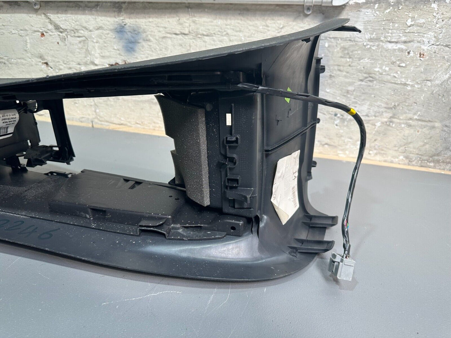 VOLVO C30 2006-2013 FRONT INTERIOR CENTRE CONSOLE ARMREST; P/N: 30755375