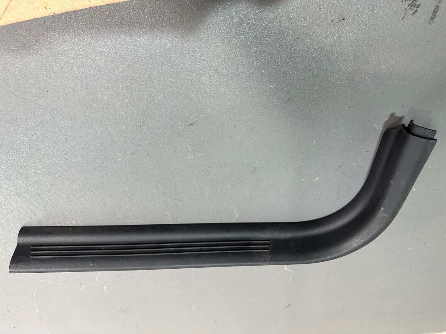 VOLVO C30 FRONT LEFT ENTRANCE DOOR STEP SILL TRIM; P/N: 8641784