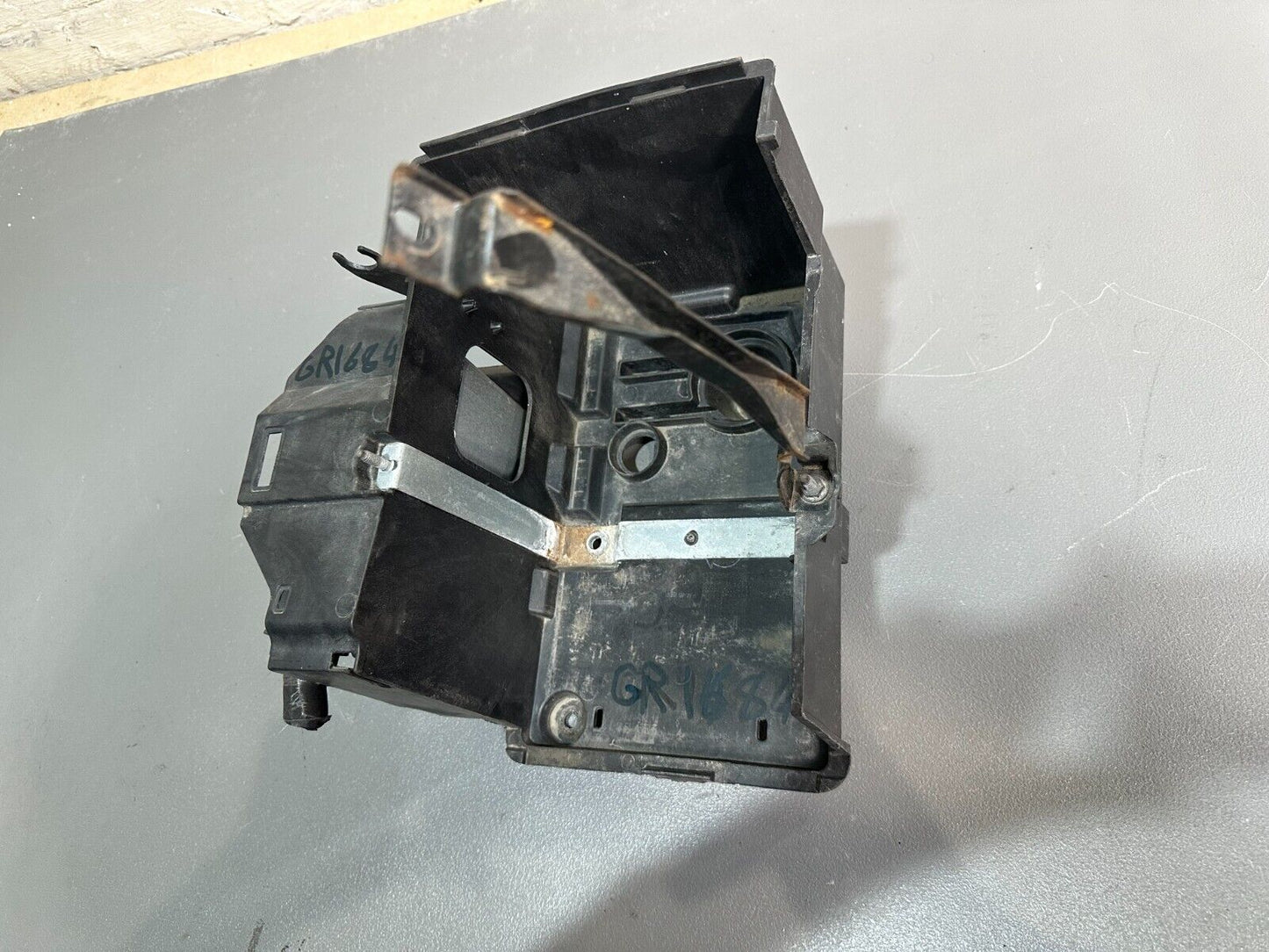 FORD FOCUS BATTERY TRAY BOX SURROUND WITH ENGINE CONTROL UNIT; P/N: 3M51-10723-A