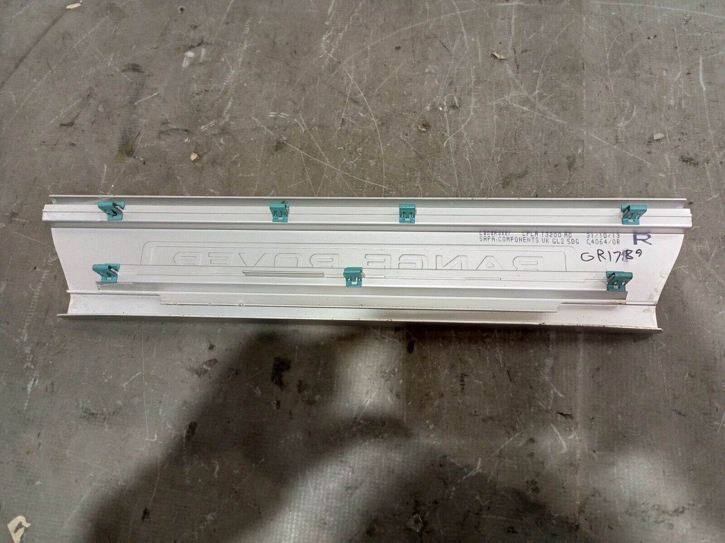 RANGE ROVER L405 FRONT RIGHT DOOR SILL PLATE P/N:CPLA-13200-AD