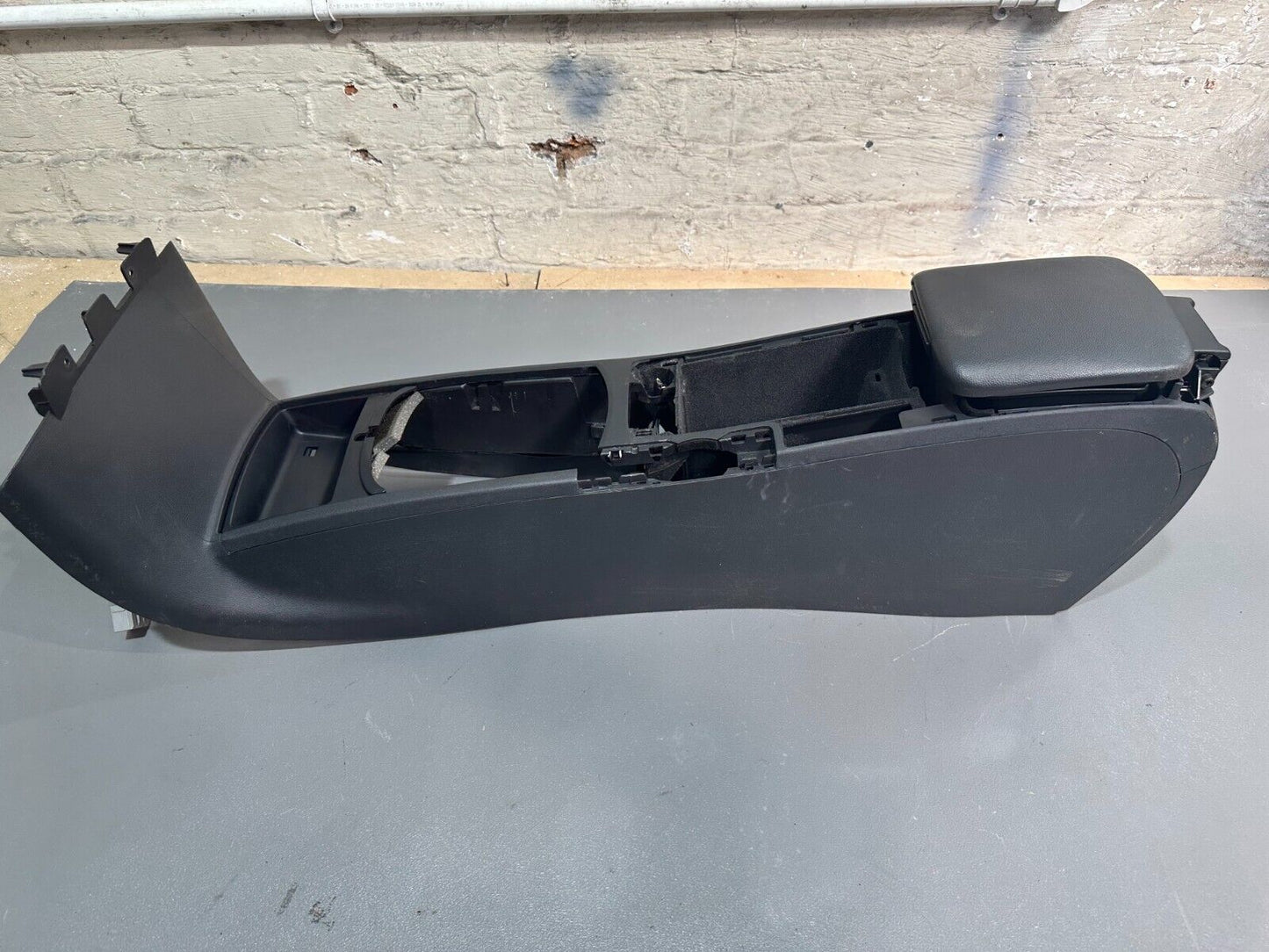 VOLVO C30 2006-2013 FRONT INTERIOR CENTRE CONSOLE ARMREST; P/N: 30755375