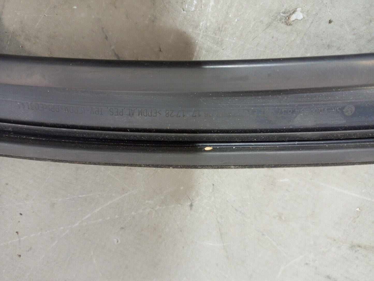 VOLKSWAGEN TIGUAN FRONT LEFT PASSENGER DOOR RUBBER SEAL W/ STRIP P/N:5NA837431A