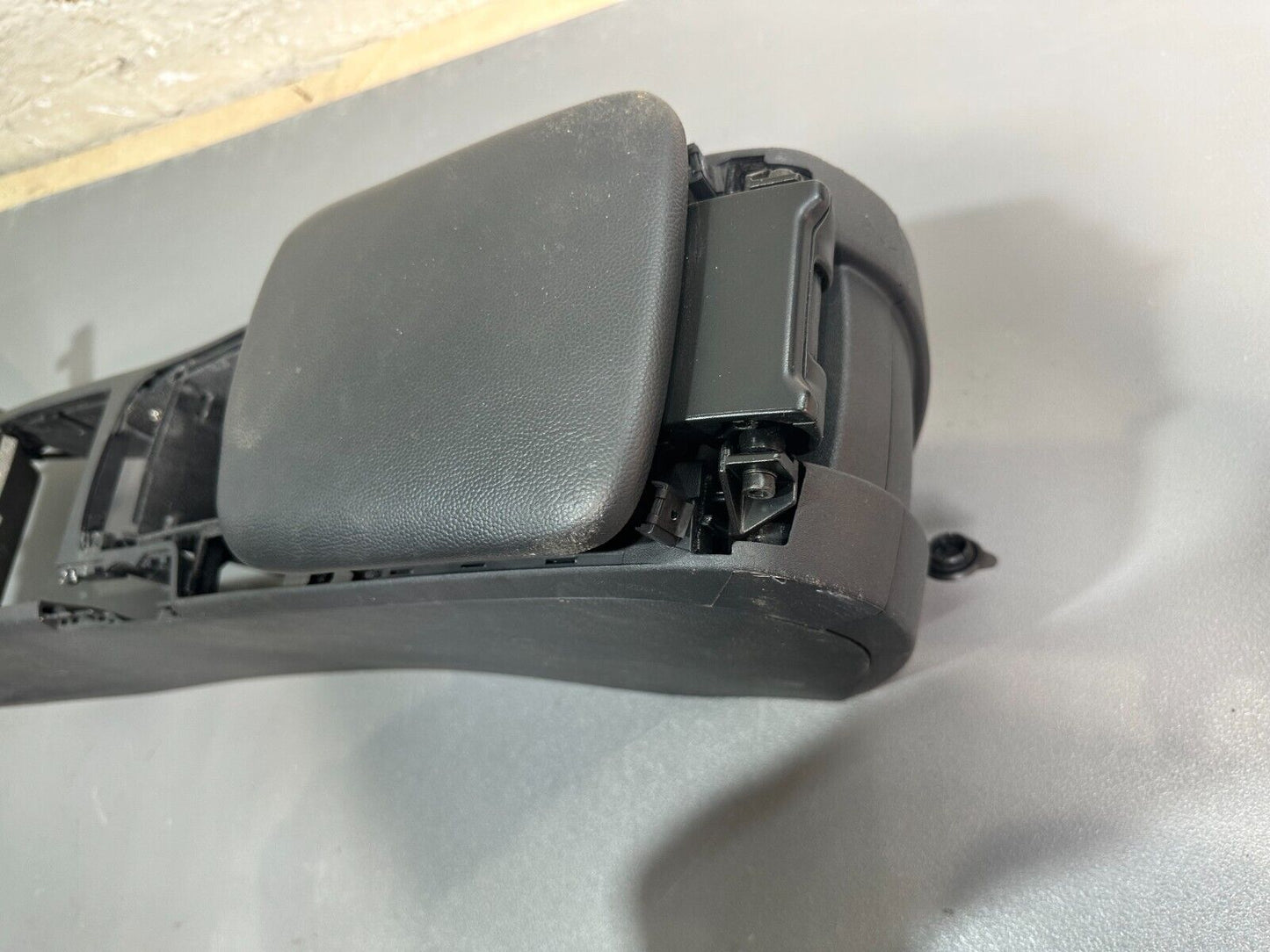 VOLVO C30 2006-2013 FRONT INTERIOR CENTRE CONSOLE ARMREST; P/N: 30755375